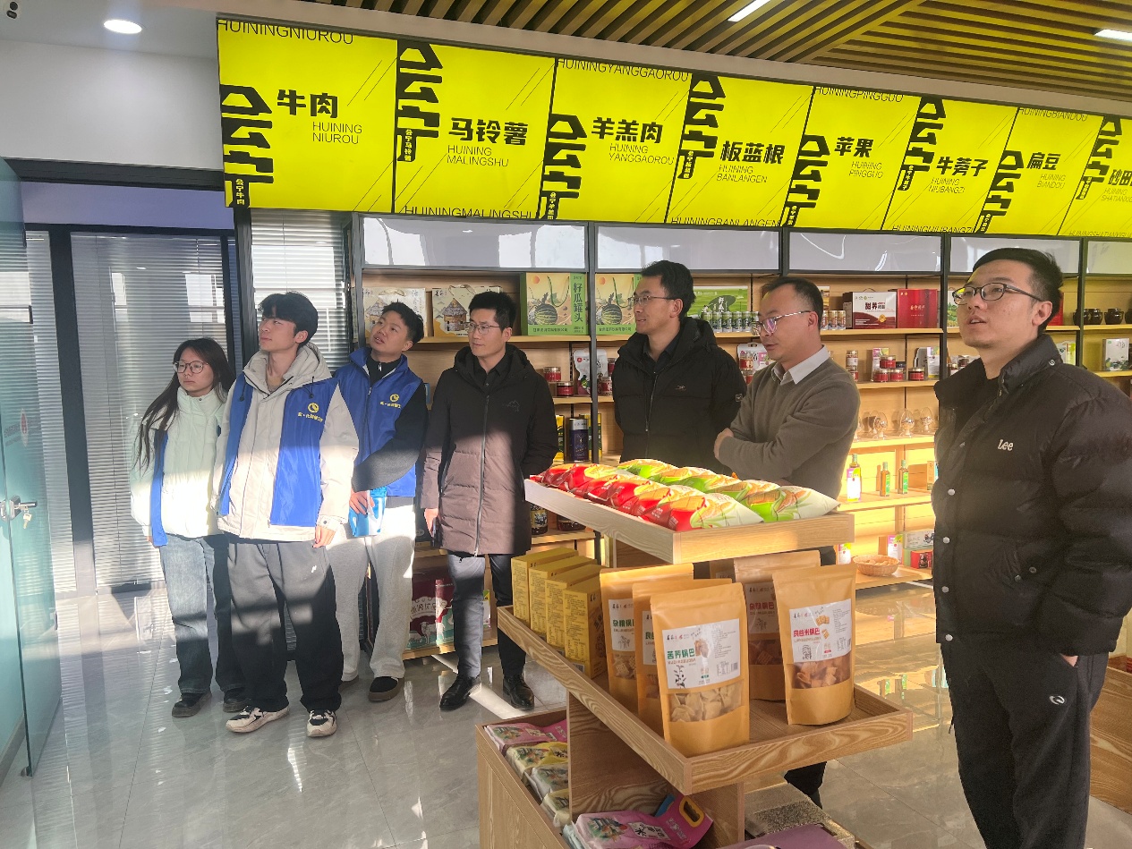 此次研学以跨学院协同模式,让学生在田间地头与生产一线深化专业认知,既感受了生态农业的发展活力,也明晰了专业知识与乡村产业的结合点。未来,学校将持续深化校企合作,探索 “实践育人 此次研学以跨学院协同模式,让学生在田间地头与生产一线深化专业认知,既感受了生态农业的发展活力,也明晰了专业知识与乡村产业的结合点。未来,学校将持续深化校企合作,探索 “实践育人